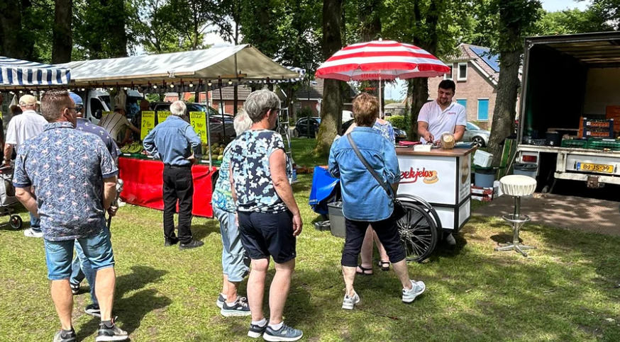 Steekijs ijskar met parasol op een markt in Groningen