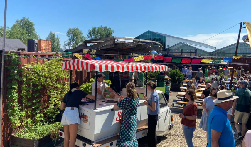 Steekijs ijskar bedient gasten op een bruiloft of bedrijfsfeest