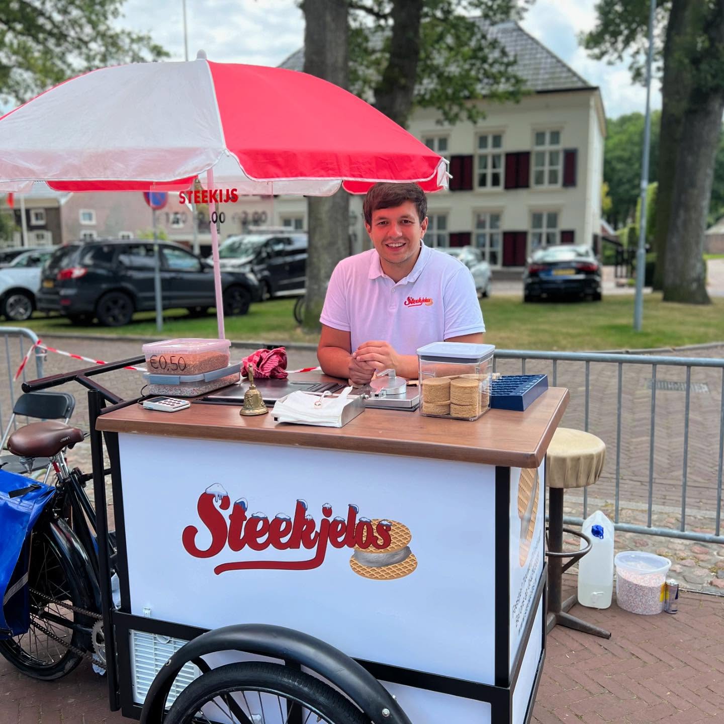 Steekijs ijskar in het Noorderplantsoen in Groningen